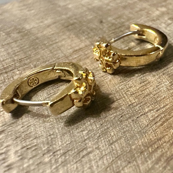 New Auth TORY BURCH ICON HUGGIE EARRINGS in Gold on TB Earring Card - Picture 8 of 12